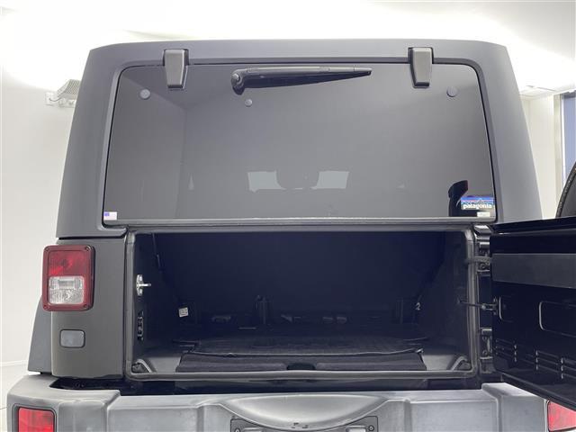 ジープ・ラングラーアンリミテッド スポーツ　ＡＬＰＩＮＥ製ナビ（ＥＸ９Ｚ）　クルーズコントロール　フルセグ　Ｂｌｕｅｔｏｏｔｈ　ダウンヒルアシスト　純正マット　ＭＴモード付ＡＴ　ＥＴＣ　バックカメラ　純正ＡＷ（31枚目）