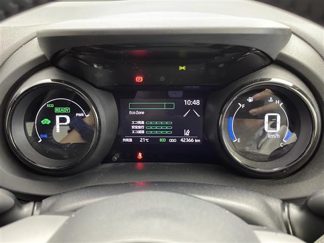 ヤリス ハイブリッドＺ　純正ナビ　バックモニター　スマートキー　ＬＥＤヘッドランプ　トヨタセーフティセンス　レーダークルーズコントロール　レーンキープアシスト　フロアマット　ドアバイザー　オートマチックハイビーム　禁煙車（6枚目）
