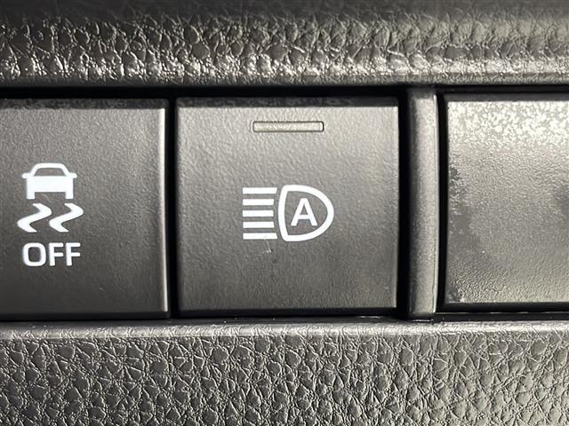 ハリアーハイブリッド Ｚ　レザーパッケージ　純正ナビ　電動リアゲート　パノラミックビューモニター　デジタルインナーミラー　ブラインドスポットモニター　レーダークルーズコントロール　レーンキープアシスト　シートヒーター　ステアリングヒーター（4枚目）