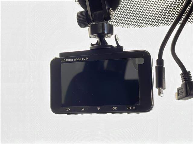 シエンタ Ｇ　クエロ　純正９型ナビ　全方位カメラ　フルセグＴＶ　Ｂｌｕｅｔｏｏｔｈ　両側電動スライドドア　ＬＥＤヘッドランプ　トヨタセーフティセンス　レーンキープアシスト　シートヒーター　ステアリングヒーター　ＥＴＣ（5枚目）