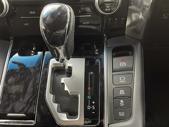 アルファードハイブリッド Ｓ　タイプゴールド　ＪＢＬサウンド　ツインムーンルーフ　パノラミックビューモニター　後席モニター　ＨＤＭＩ　ＢＳＭ　デジタルインナーミラー　衝突軽減ブレーキ　両側電動スライドドア　純正１０．５型ナビ　スマートキー　ＬＥＤ（12枚目）