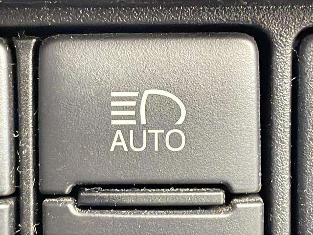 ノア ハイブリッドSi ダブルバイビーII セーフティーセンス 純正SDナビ CD DVD BT フルセグ バックカメラ 両側電動スライドドア クルーズコントロール LEDオートライト ハーフレザーシート シートヒーター ステアリングスイッチ(12枚目)