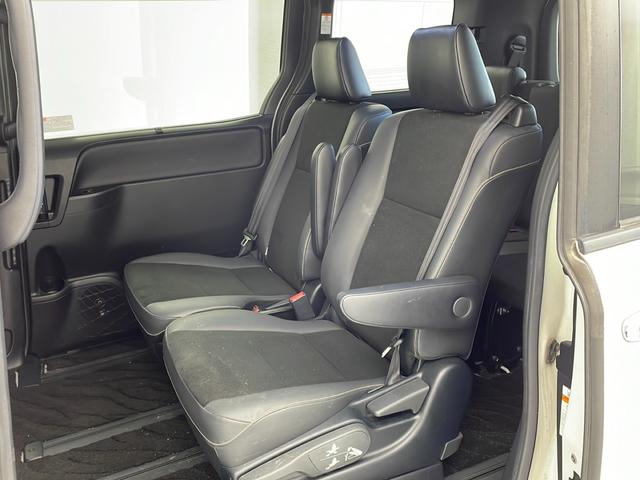 ノア ハイブリッドSi ダブルバイビーII セーフティーセンス 純正SDナビ CD DVD BT フルセグ バックカメラ 両側電動スライドドア クルーズコントロール LEDオートライト ハーフレザーシート シートヒーター ステアリングスイッチ(33枚目)