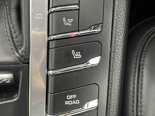 マカン マカンＧＴＳ　純正ナビ　バックモニター　衝突軽減ブレーキ　シートヒーター　ＥＴＣ　ドライブレコーダー　追従クルコン　ＬＥＤライト　純正２０インチアルミホイール　純正フロアマット　コーナーセンサー　横滑り防止装置（8枚目）