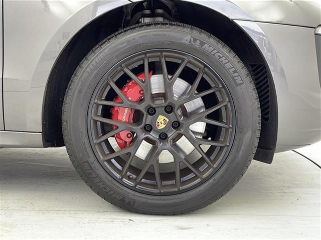 マカン マカンＧＴＳ　純正ナビ　バックモニター　衝突軽減ブレーキ　シートヒーター　ＥＴＣ　ドライブレコーダー　追従クルコン　ＬＥＤライト　純正２０インチアルミホイール　純正フロアマット　コーナーセンサー　横滑り防止装置（17枚目）