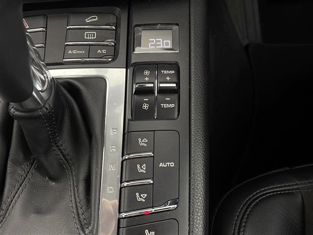 マカン マカンＧＴＳ　純正ナビ　バックモニター　衝突軽減ブレーキ　シートヒーター　ＥＴＣ　ドライブレコーダー　追従クルコン　ＬＥＤライト　純正２０インチアルミホイール　純正フロアマット　コーナーセンサー　横滑り防止装置（22枚目）