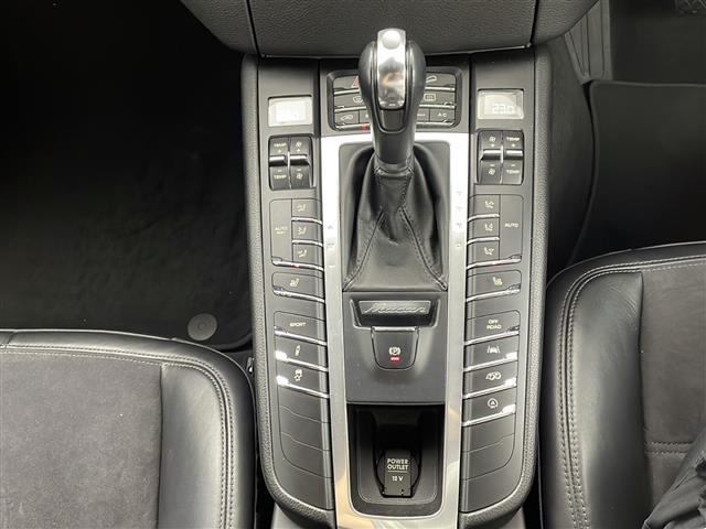 マカン マカンＧＴＳ　純正ナビ　バックモニター　衝突軽減ブレーキ　シートヒーター　ＥＴＣ　ドライブレコーダー　追従クルコン　ＬＥＤライト　純正２０インチアルミホイール　純正フロアマット　コーナーセンサー　横滑り防止装置（23枚目）