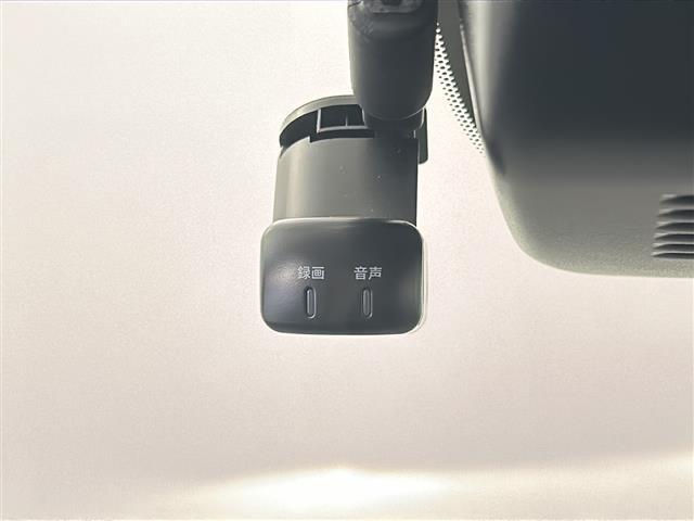 ノート Ｘ　純正９インチナビ　フルセグＴＶ　アラウンドビューモニター　ＥＴＣ　ドラレコ　ＬＥＤライト　インテリジェントルームミラー　衝突被害軽減ブレーキ　横滑り防止装置　コーナーセンサー　ステアリングスイッチ（7枚目）