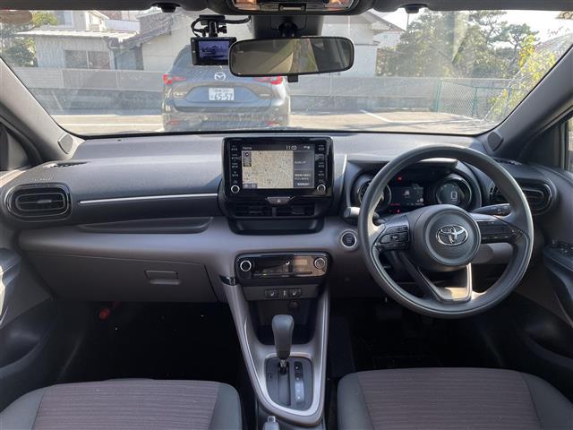 ヤリス Ｇ　コンフォートシートセット　純正ディスプレイオーディオナビ　全方位カメラ　衝突軽減ブレーキ　レーンキープアシスト　ＢＭＳ　ＥＴＣ　シートヒーター　フロアマット　ドアバイザー　ドライブレコーダー　禁煙車（2枚目）