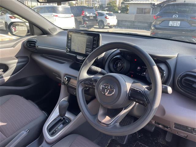 ヤリス Ｇ　コンフォートシートセット　純正ディスプレイオーディオナビ　全方位カメラ　衝突軽減ブレーキ　レーンキープアシスト　ＢＭＳ　ＥＴＣ　シートヒーター　フロアマット　ドアバイザー　ドライブレコーダー　禁煙車（3枚目）