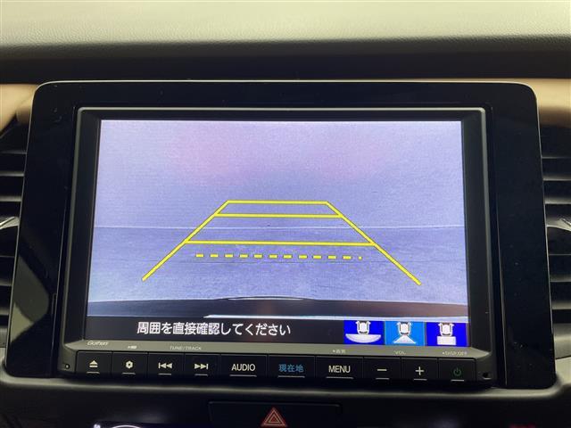 フィット ｅ：ＨＥＶリュクス　純正８インチナビ　バックカメラ　ステアリングヒーター　路外逸脱抑制機能　踏み間違い衝突被害軽減システム　衝突被害軽減ブレーキ　追従クルーズコントロール　ＥＴＣ　フォグライト　シートヒーター　禁煙車（3枚目）