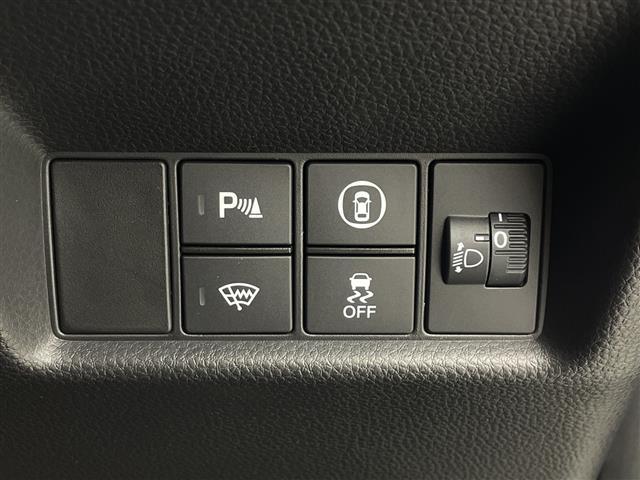 フィット ｅ：ＨＥＶリュクス　純正８インチナビ　バックカメラ　ステアリングヒーター　路外逸脱抑制機能　踏み間違い衝突被害軽減システム　衝突被害軽減ブレーキ　追従クルーズコントロール　ＥＴＣ　フォグライト　シートヒーター　禁煙車（5枚目）