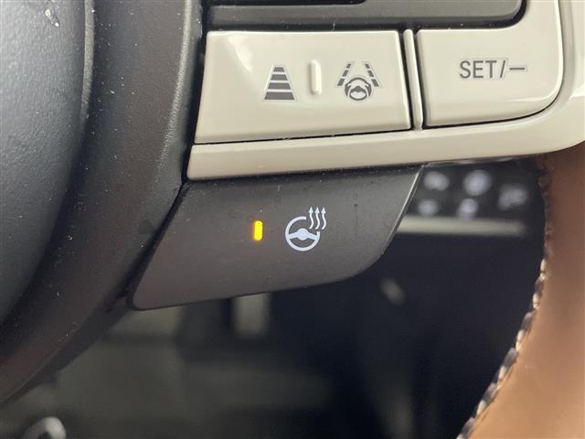 フィット ｅ：ＨＥＶリュクス　純正８インチナビ　バックカメラ　ステアリングヒーター　路外逸脱抑制機能　踏み間違い衝突被害軽減システム　衝突被害軽減ブレーキ　追従クルーズコントロール　ＥＴＣ　フォグライト　シートヒーター　禁煙車（8枚目）