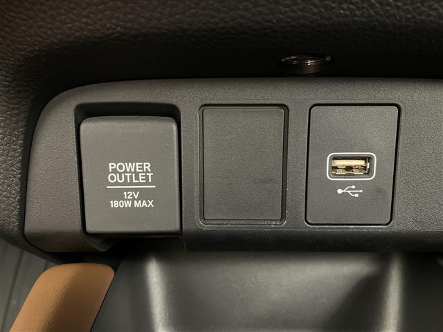 フィット ｅ：ＨＥＶリュクス　純正８インチナビ　バックカメラ　ステアリングヒーター　路外逸脱抑制機能　踏み間違い衝突被害軽減システム　衝突被害軽減ブレーキ　追従クルーズコントロール　ＥＴＣ　フォグライト　シートヒーター　禁煙車（9枚目）