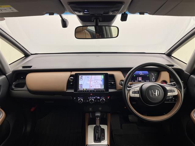 フィット ｅ：ＨＥＶリュクス　純正８インチナビ　バックカメラ　ステアリングヒーター　路外逸脱抑制機能　踏み間違い衝突被害軽減システム　衝突被害軽減ブレーキ　追従クルーズコントロール　ＥＴＣ　フォグライト　シートヒーター　禁煙車（42枚目）