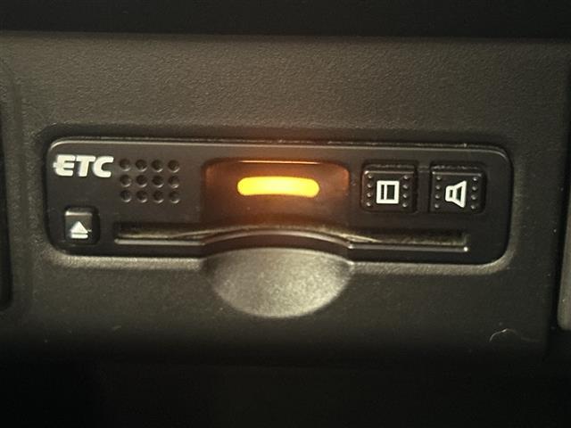 Ｎ－ＢＯＸカスタム Ｇ　ターボＳＳブラックスタイルパッケージ　純正ナビ　バックカメラ　フルセグＴＶ　ＥＴＣ　両側パワースライドドア　ＵＳＢプラグ　前席シートヒーター　クルコン　オートライト　ベンチシート　純正ＡＷ１５インチ　ＡＢＳ　衝突被害軽減システム（7枚目）