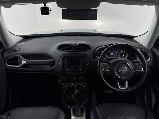ジープ・レネゲード リミテッド　禁煙車／ワンオーナー／純正オーディオＵｃｏｎｎｅｃｔ／バックカメラ／本革シート／前席パワーシート／前席シートヒーター／バイキセノンヘッドライト／クラッシュミティゲーション／パークアシスト（2枚目）