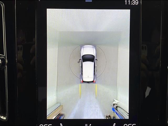 XC40 B4 AWD Rデザイン 禁煙車/4WD/純正ナビ/フルセグTV/ETC/360°ビューカメラ/シティセーフティ/ヌバック&ファインナッパコンビシート/前席パワーシート/全席シートヒーター/ハーマンカードン/純正フロアマット(3枚目)