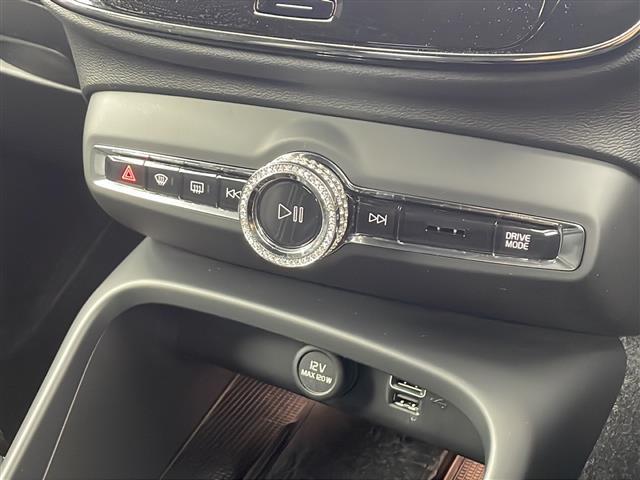 XC40 B4 AWD Rデザイン 禁煙車/4WD/純正ナビ/フルセグTV/ETC/360°ビューカメラ/シティセーフティ/ヌバック&ファインナッパコンビシート/前席パワーシート/全席シートヒーター/ハーマンカードン/純正フロアマット(5枚目)