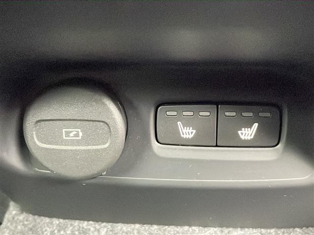 XC40 B4 AWD Rデザイン 禁煙車/4WD/純正ナビ/フルセグTV/ETC/360°ビューカメラ/シティセーフティ/ヌバック&ファインナッパコンビシート/前席パワーシート/全席シートヒーター/ハーマンカードン/純正フロアマット(13枚目)