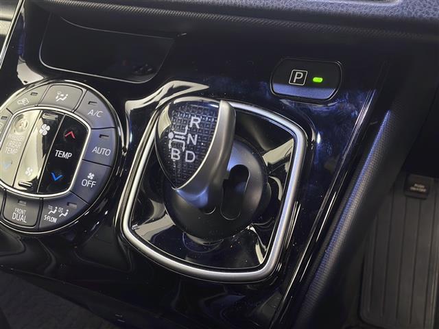 ノア ハイブリッドＳｉ　純正１０インチナビ　フリップダウンモニター　両側パワースライドドア　ＥＴＣ　モデリスタエアロ　トヨタセーフティセンス　バックカメラ　純正ＡＷ　純正フォグライト　純正ドアバイザー　スマートキー　ＬＥＤ（5枚目）