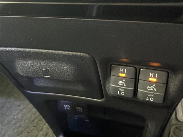 ノア ハイブリッドＳｉ　純正１０インチナビ　フリップダウンモニター　両側パワースライドドア　ＥＴＣ　モデリスタエアロ　トヨタセーフティセンス　バックカメラ　純正ＡＷ　純正フォグライト　純正ドアバイザー　スマートキー　ＬＥＤ（7枚目）