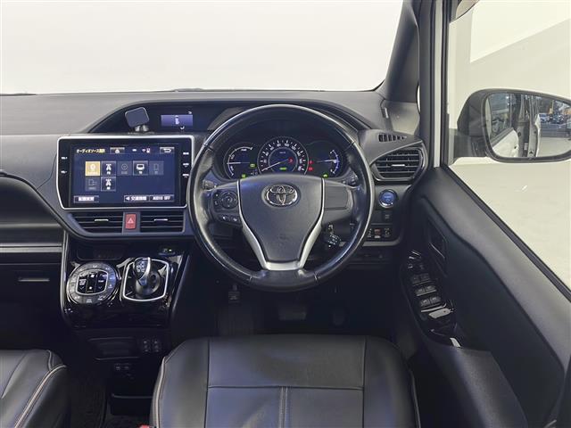 ノア ハイブリッドＳｉ　純正１０インチナビ　フリップダウンモニター　両側パワースライドドア　ＥＴＣ　モデリスタエアロ　トヨタセーフティセンス　バックカメラ　純正ＡＷ　純正フォグライト　純正ドアバイザー　スマートキー　ＬＥＤ（8枚目）