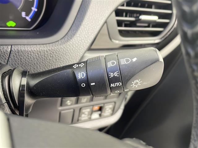 ノア ハイブリッドＳｉ　純正１０インチナビ　フリップダウンモニター　両側パワースライドドア　ＥＴＣ　モデリスタエアロ　トヨタセーフティセンス　バックカメラ　純正ＡＷ　純正フォグライト　純正ドアバイザー　スマートキー　ＬＥＤ（12枚目）