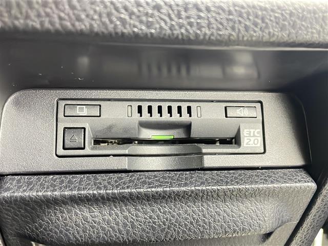 ノア ハイブリッドＳｉ　純正１０インチナビ　フリップダウンモニター　両側パワースライドドア　ＥＴＣ　モデリスタエアロ　トヨタセーフティセンス　バックカメラ　純正ＡＷ　純正フォグライト　純正ドアバイザー　スマートキー　ＬＥＤ（16枚目）