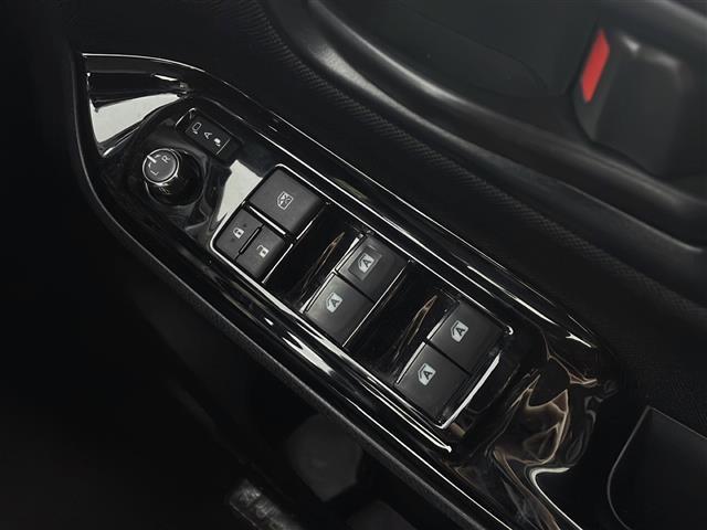 ノア ハイブリッドＳｉ　純正１０インチナビ　フリップダウンモニター　両側パワースライドドア　ＥＴＣ　モデリスタエアロ　トヨタセーフティセンス　バックカメラ　純正ＡＷ　純正フォグライト　純正ドアバイザー　スマートキー　ＬＥＤ（17枚目）