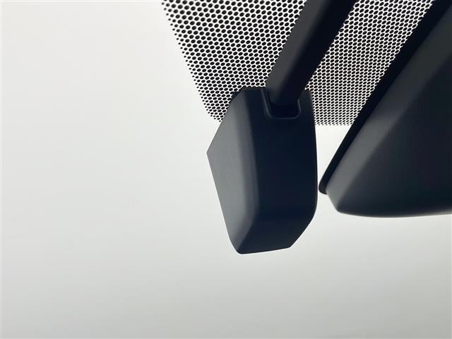 ノア ハイブリッドＳｉ　純正１０インチナビ　フリップダウンモニター　両側パワースライドドア　ＥＴＣ　モデリスタエアロ　トヨタセーフティセンス　バックカメラ　純正ＡＷ　純正フォグライト　純正ドアバイザー　スマートキー　ＬＥＤ（18枚目）