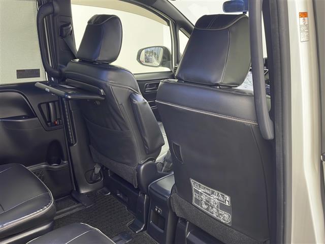 ノア ハイブリッドＳｉ　純正１０インチナビ　フリップダウンモニター　両側パワースライドドア　ＥＴＣ　モデリスタエアロ　トヨタセーフティセンス　バックカメラ　純正ＡＷ　純正フォグライト　純正ドアバイザー　スマートキー　ＬＥＤ（21枚目）