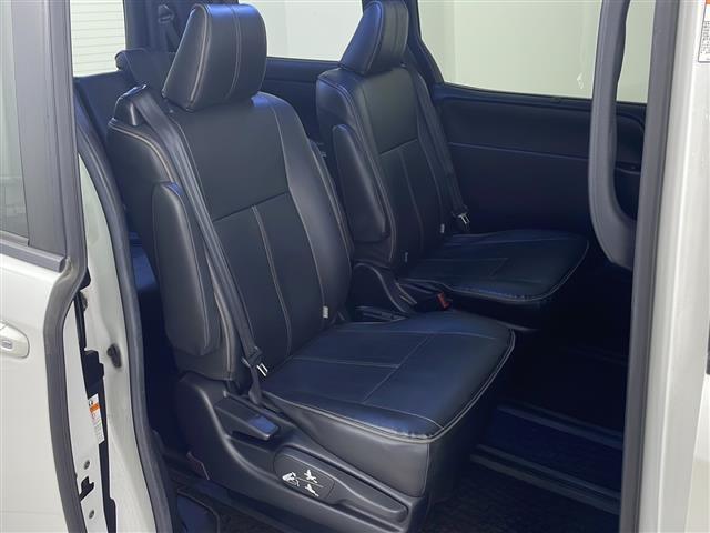 ノア ハイブリッドＳｉ　純正１０インチナビ　フリップダウンモニター　両側パワースライドドア　ＥＴＣ　モデリスタエアロ　トヨタセーフティセンス　バックカメラ　純正ＡＷ　純正フォグライト　純正ドアバイザー　スマートキー　ＬＥＤ（22枚目）