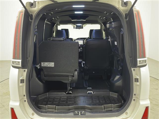 ノア ハイブリッドＳｉ　純正１０インチナビ　フリップダウンモニター　両側パワースライドドア　ＥＴＣ　モデリスタエアロ　トヨタセーフティセンス　バックカメラ　純正ＡＷ　純正フォグライト　純正ドアバイザー　スマートキー　ＬＥＤ（27枚目）