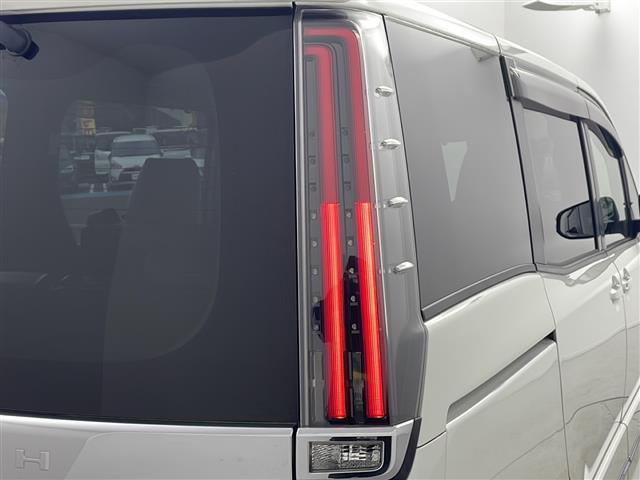 ノア ハイブリッドＳｉ　純正１０インチナビ　フリップダウンモニター　両側パワースライドドア　ＥＴＣ　モデリスタエアロ　トヨタセーフティセンス　バックカメラ　純正ＡＷ　純正フォグライト　純正ドアバイザー　スマートキー　ＬＥＤ（32枚目）