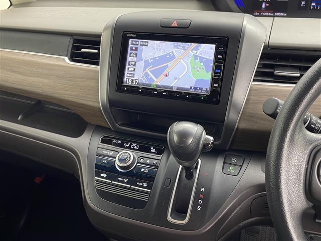 フリード Ｇ・ホンダセンシング　純正ナビ【ＶＸＭ２１４－ＶＦｉ】　両側パワースライドドア　バックカメラ　フルセグＴＶ　ブルートゥース　ＣＤ・ＤＶＤ　ホンダセンシング　衝突軽減ブレーキ　純正フロアマット　ＥＴＣ　スペアキー　保証書（6枚目）