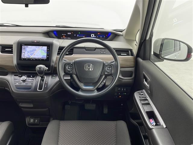 フリード Ｇ・ホンダセンシング　純正ナビ【ＶＸＭ２１４－ＶＦｉ】　両側パワースライドドア　バックカメラ　フルセグＴＶ　ブルートゥース　ＣＤ・ＤＶＤ　ホンダセンシング　衝突軽減ブレーキ　純正フロアマット　ＥＴＣ　スペアキー　保証書（7枚目）