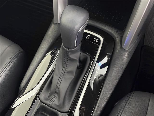 カローラクロス ハイブリッド　Ｚ　純正８インチナビ　バックカメラ　ルーフレール　パノラマルーフ　フルセグＴＶ　ＥＴＣ２．０　本革＋ファブリックシート　ハンズフリーパワーバックドア　純正１８インチアルミホイール　スペアキー（14枚目）