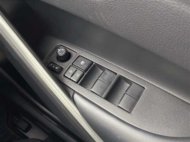 カローラクロス ハイブリッド　Ｚ　純正８インチナビ　バックカメラ　ルーフレール　パノラマルーフ　フルセグＴＶ　ＥＴＣ２．０　本革＋ファブリックシート　ハンズフリーパワーバックドア　純正１８インチアルミホイール　スペアキー（20枚目）