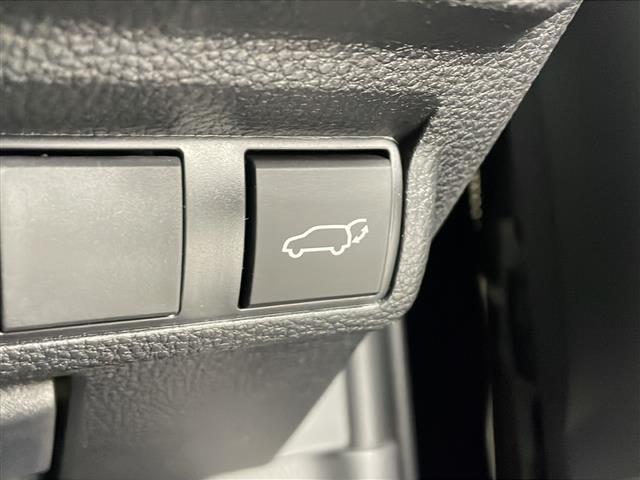 カローラクロス ハイブリッド　Ｚ　純正８インチナビ　バックカメラ　ルーフレール　パノラマルーフ　フルセグＴＶ　ＥＴＣ２．０　本革＋ファブリックシート　ハンズフリーパワーバックドア　純正１８インチアルミホイール　スペアキー（22枚目）