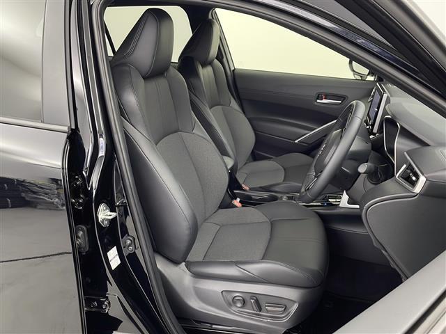 カローラクロス ハイブリッド　Ｚ　純正８インチナビ　バックカメラ　ルーフレール　パノラマルーフ　フルセグＴＶ　ＥＴＣ２．０　本革＋ファブリックシート　ハンズフリーパワーバックドア　純正１８インチアルミホイール　スペアキー（23枚目）