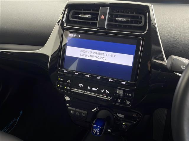 プリウス Aツーリングセレクション 純正9インチメモリナビ/AM/FM/SD/DISC/BT/フルセグ/前後ドライブレコーダー/黒革調シート/前席シートヒーター/運転席パワーシート/LEDオートライト/フロントフォグランプ(16枚目)