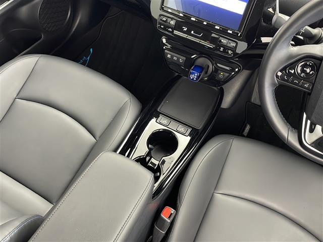 プリウス Aツーリングセレクション 純正9インチメモリナビ/AM/FM/SD/DISC/BT/フルセグ/前後ドライブレコーダー/黒革調シート/前席シートヒーター/運転席パワーシート/LEDオートライト/フロントフォグランプ(19枚目)