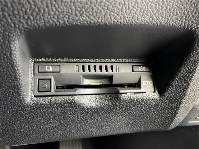 プリウス Aツーリングセレクション 純正9インチメモリナビ/AM/FM/SD/DISC/BT/フルセグ/前後ドライブレコーダー/黒革調シート/前席シートヒーター/運転席パワーシート/LEDオートライト/フロントフォグランプ(20枚目)