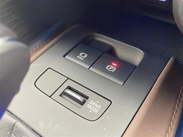 ハリアー Ｚ　レザーパッケージ　純正ナビ　ＦＭ／ＡＭ／フルセグＴＶ／ＢＴ／ＵＳＢ／Ｍｉｒａｃａｓ／ＴＶキャンセラー　ＪＢＬサウンド　全方位カメラ　ヘッドアップディスプレイ　調光パノラマルーフ　ビルトインＥＴＣ２，０　スペアキー（18枚目）