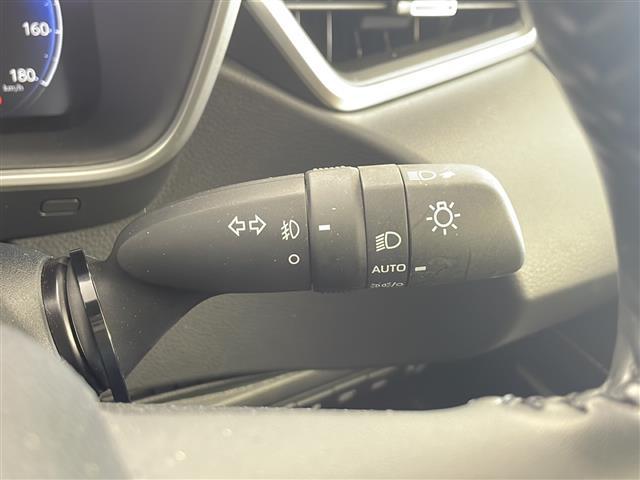 カローラ アクティブスポーツ　純正１０型ナビ　フルセグＴＶ　ＢＴ　バックカメラ　オートライト　シートヒーター　ＥＴＣ　専用フロントバンパー　特別カラー１７インチＡＷ　専用チューニングサスペンション　専用電動パワーステアリング（9枚目）