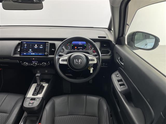 フィット e:HEVリュクス 純正9インチナビ/CD DVD BT SD FM AM/フルセグTV/バックカメラ/ホンダセンシング/アダプティブクルーズコントロール/衝突被害軽減システム/スペアキー/ハーフレザーシート(33枚目)