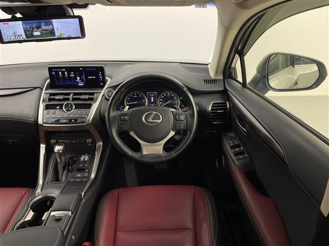 ＮＸ ＮＸ３００　Ｉパッケージ　禁煙車／純正１０．３型ナビ／フルセグＴＶ／パノラミックビュー／ＥＴＣ２．０／デジタルミラー／合皮シート／前席パワーシート・ヒーター／パワーバックドア／純正ＯＰ１８インチアルミ／純正マット／純正バイザー（8枚目）