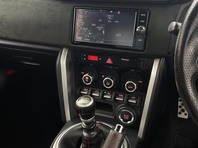 ８６ ＧＴリミテッド　純正ナビ／クルコン／バックカメラ／フルセグＴＶ／Ｂｌｕｅｔｏｏｔｈ／リヤスポイラー　ハーフレザーシート／純正フロアマット／前席シートヒーター／ＥＴＣ／ＬＥＤヘッドライト／スペアキー（8枚目）