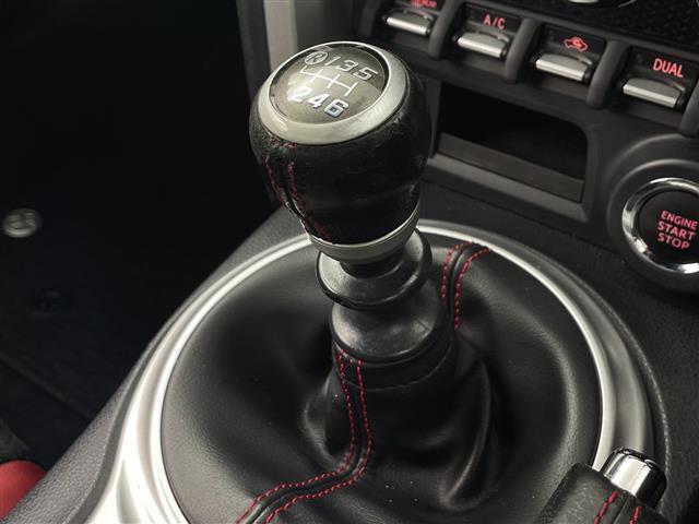 ８６ ＧＴリミテッド　純正ナビ／クルコン／バックカメラ／フルセグＴＶ／Ｂｌｕｅｔｏｏｔｈ／リヤスポイラー　ハーフレザーシート／純正フロアマット／前席シートヒーター／ＥＴＣ／ＬＥＤヘッドライト／スペアキー（9枚目）